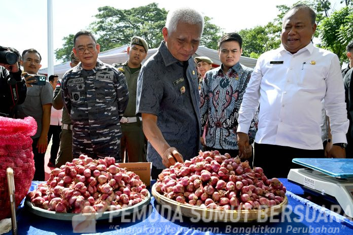 Text foto : Wakil Gubernur Sumut Surya mengikuti secara virtual peluncuran Gerakan Pangan Murah serentak se Indonesia di Halaman Kantor Dinas Ketahanan Pangan dan Holtikultura Provinsi Sumut, Jalan A.H. Nasution, Medan, Sabtu (30/08/2025). Wakil Gubenur Sumut juga meninjau Pasar Murah yang digelar di halaman Kantor tersebut. (Foto : Ist).