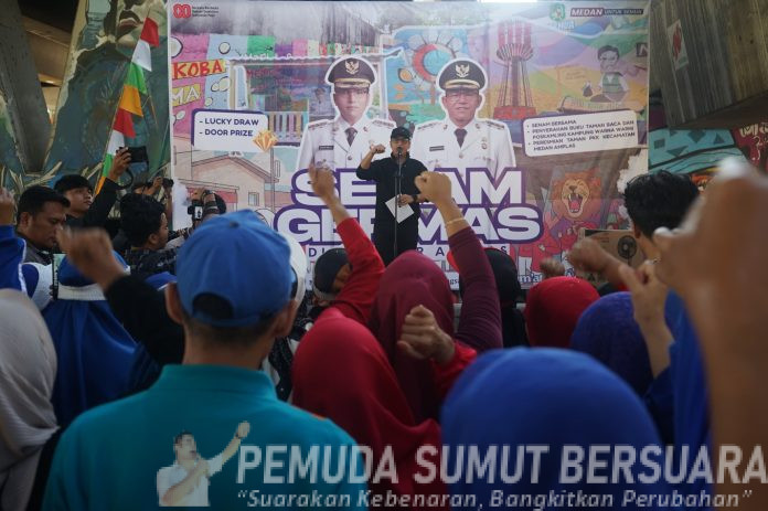 Text foto : Wali Kota Medan Rico Tri Putra Bayu Waas mengapresiasi antusias masyarakat mengikuti Senam Germas (Gerakan Masyarakat Sehat) yang diadakan meriah di bawah Fly Over Amplas, jalan SM. Raja, Kec. Medan Amplas, Jumat (22/8/2025). (Foto : Ist)