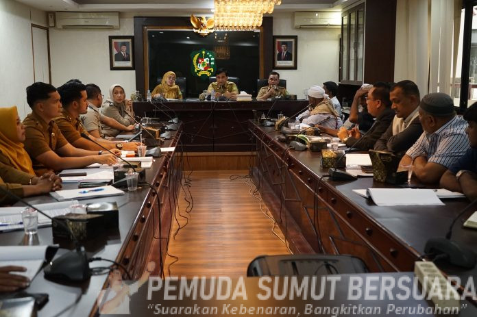 Text foto : Asisten Pemerintahan dan Kesejahteraan Rakyat Setda Kota Medan M. Sofyan saat memimpin rapat koordinasi terkait penyelesaian sertifikat wakaf Masjid Jamik, di Balai Kota Medan,Senin (4/8/2025). (Foto : Ist)