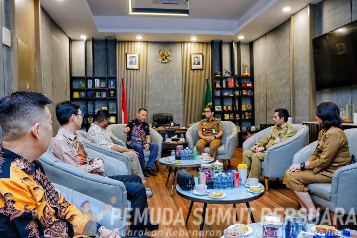 Text foto : Wali Kota Medan Rico Tri Putra Bayu Waas menerima kehadiran Mantan Wali Kota Distrik Tenggara Singapura, Mohd Fahmi Aliman di rumah Dinas Wali Kota Medan, Senin (29/9/25). (Foto : Ist)