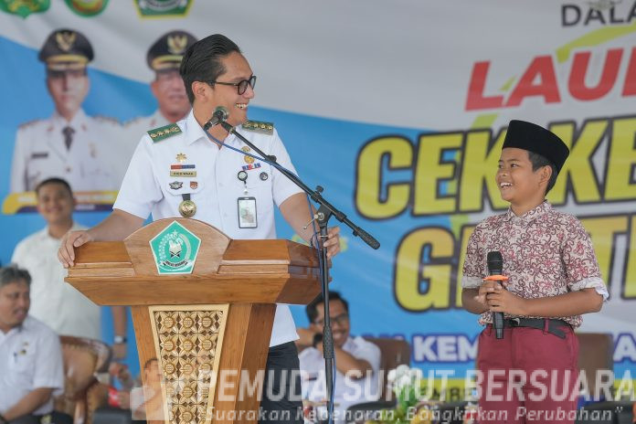 Text foto : Rico Waas saat meluncurkan program Cek Kesehatan Gratis (CKG) bagi siswa madrasah dan ponpes se-Kota Medan, Rabu (3/9/2025) di halaman MTsN 2 Medan. (Foto : Ist)