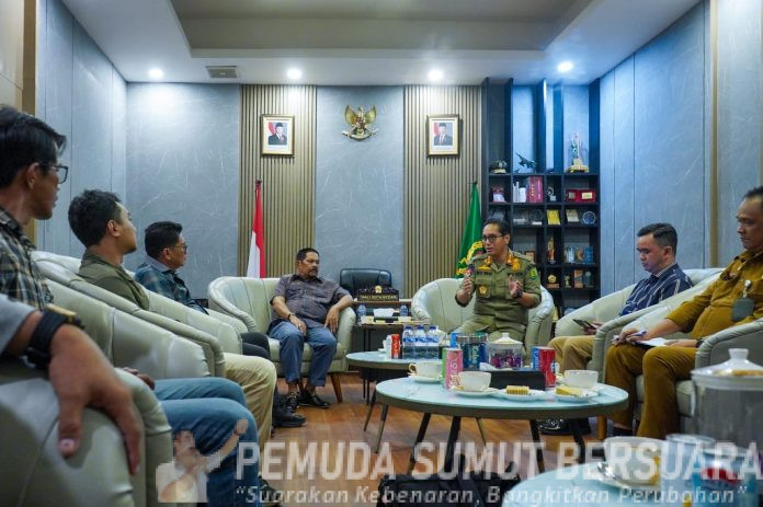 Text foto : Walikota Medan Rico Waas saat menerima audiensi pengurus Jaringan Media Siber Indonesia (JMSI) Sumut di rumah dinasnya, Rabu (17/9/2025) malam. Hadir dalam kegiatan ini Ketua JMSI Sumut Rianto Aghly, Pembina Rahudman Harahap, dan sejumlah pengurus.