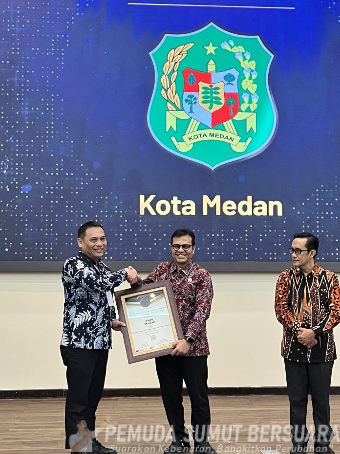 Text foto : Wali Kota Medan Rico Tri Putra Bayu Waas diwakili Kepala Dinas Komunikasi dan Informatika Kota Medan Arrahmaan Pane dalam acara Seminar Nasional sekaligus penyerahan penghargaan GM-DTGI Award 2025 di Auditorium Sukadji Ranuwihardjo, Kampus UGM, Kamis (18/9/2025). (Foto : Ist)