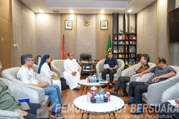 Text foto : Rico Waas saat menerima audiensi dari panitia HUT Graha Maria Annai Velangkanni di Rumah Dinas Wali Kota Medan, Selasa (9/9/2025). (foto : Ist)
