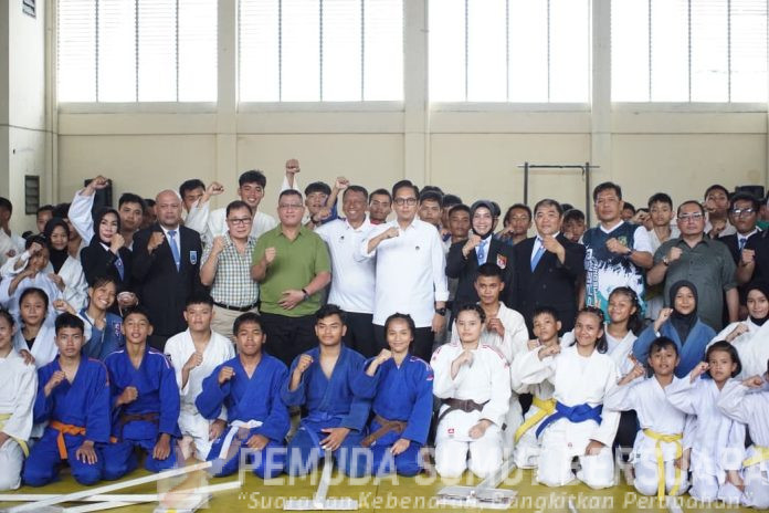 Text foto : Rico Waas bersama puluhan peserta Kejuaraan Judo Terbuka tahun 2025 yang memperebutkan Piala Wali Kota Medan, di Padepokan Judo Sumut, jalan Gaharu, Minggu (7/9/25). (Foto : Ist)