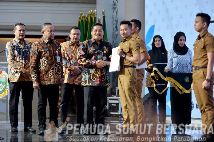 Text foto : Sekretaris Daerah Provinsi Sumatera Utara (Sumut) Togap Simangunsong menyerahkan dokumen persyaratan pengangkatan sebagai CPNS kepada para lulusan Institut Pemerintahan Dalam Negeri (IPDN) Angkatan XXXII Tahun 2025 di Aula Raja Inal Siregar Lantai 2 Kantor Gubernur Sumut Jalan Diponegoro Kota Medan, Kamis (4/9). (Foto : Ist).