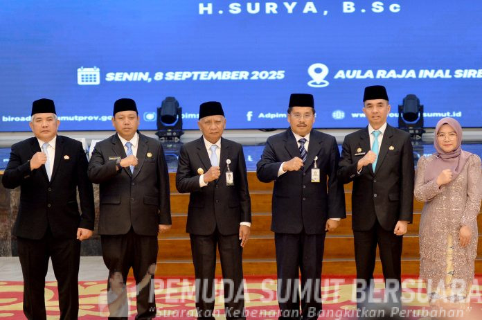 Text foto : Wakil Gubernur Sumatera Utara (Sumut) Surya melantik dan melakukan pengambilan sumpah Jabatan Pimpinan Tinggi Pratama dan Administrator pada lingkungan Pemerintah Provinsi Sumut di Aula Raja Inal Siregar Lantai 2 Kantor Gubernur Sumut Jalan Diponegoro Kota Medan, Senin (8/9).(Foto : Ist).