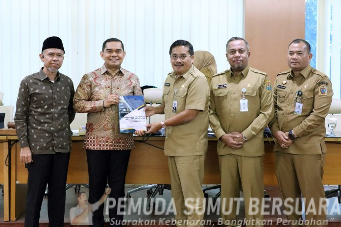 Text foto : Sekretaris Daerah Provinsi (Sekdaprov) Sumatera Utara (Sumut) Togap Simangunsong menyampaikan Rancangan Kebijakan Umum Anggaran (KUA) dan Prioritas Plafon Anggaran Sementara (PPAS) Perubahan APBD Provinsi Sumut Tahun Anggaran 2025, di Aula Kantor DPRD Sumut, Jalan Imam Bonjol, Medan, Selasa (9/9/2025). (Foto : Ist)
