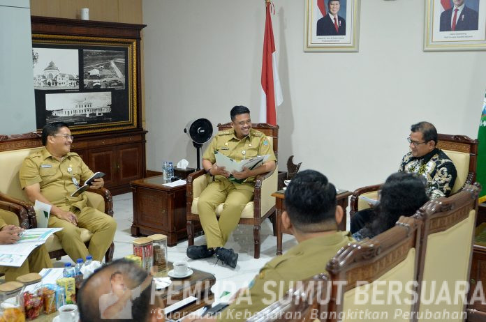 Text foto : Gubernur Sumatera Utara (Sumut) Bobby Nasution menerima kunjungan Deputi Direksi Wilayah I BPJS Kesehatan Nuim Mubarak di Ruang Kerja Lantai 10 Kantor Gubernur Sumut Jalan Diponegoro Kota Medan, Selasa (9/9). Kunjungan tersebut membahas mengenai Sumut yang telah mencapai Universal Health Coverage (UHC), program yang menjamin setiap warga untuk mendapatkan akses pelayanan kesehatan.(Foto : Ist).