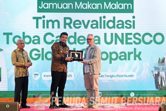 Text foto : Gubernur Sumut Bobby Nasution dan Wakil Gubernur Sumut Surya menjamu makan malam Tim Revalidasi Kaldera Toba UNESCO Global Geopark di Aula Tengku Rizal Nurdin, Rumah Dinas Gubernur Sumut, Jalan Sudirman No. 41, Medan, baru-baru ini. (Foto : Ist).