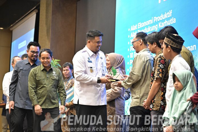 Text Foto : Gubernur Sumatera Utara (Sumut) Bobby Afif Nasution, memberikan kata sambutan serta meninjau stan bersama Menteri Kehutanan Raja Juli Antoni dan Wakil Menteri Kehutanan Sulaiman Umar Siddiq, serta sejumlah Dirjen Kementerian Kehutanan RI, pada acara Lokakarya Perhutanan Sosial Dan Temu Usaha Kelompok Tani Hutan di Hotel Grand Mercure Medan, Rabu (10/09/2025). (Foto : Ist)