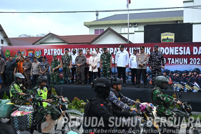 Text foto : Gubernur Sumatera Utara (Sumut) Muhammad Bobby Afif Nasution bersama Pangdam I Bukit Barisan Mayjen TNI Rio Firdianto, Ketua DPRD Sumut Erni Ariyanti Sitorus, Kapolda Sumut Irjen Pol Whisnu Hermawan Februanto, Kajati Sumut Harli Siregar, Walikota Medan Rico Tri Putra Bayu Waas, Wakil Bupati Deliserdang Lom Lom Suwondo, serta Walikota Binjai Amir Hamzah saat Apel Gelar Pasukan Patroli Gabungan Simpatik untuk Indonesia Damai di Lapangan Benteng, Medan, Rabu (10/9). Gubernur bersama unsur Forkopimda juga melakukan pelepasan 480 personel patroli gabungan. (Foto : Ist)