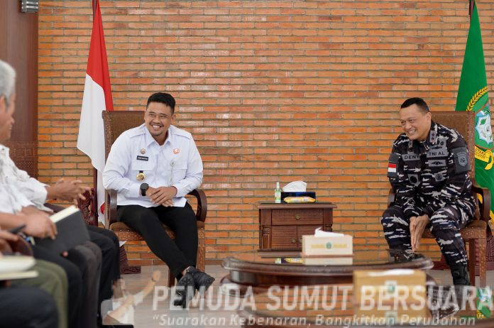 Text foto : Gubernur Sumatera Utara (Sumut) Bobby Nasution menerima kunjungan Komandan Komando Daerah Angkatan Laut (Kodaeral) I Laksamana Muda TNI Deny Septiana di Anjungan Lantai 9 Kantor Gubernur Sumut Jalan Diponegoro Kota Medan, Rabu (10/9). (Foto : Ist).