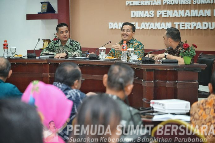 Text foto : Sekdaprov Sumut Togap Simangunsong mengunjungi Dinas Penanaman Modal dan Pelayanan Terpadu Satu Pintu (PMPTSP) Sumut, Jalan KH Wahid Hasyim, Medan, Jum'at (12/9/2025). (Foto : Ist)