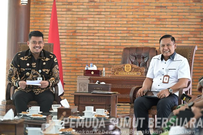 Text foto : Gubernur Sumut Muhammad Bobby Afif Nasution didampingi sejumlah pimpinan OPD Pemprov Sumut mengikuti kegiatan Asistensi, Monitoring dan Evaluasi Pasca Aksi Unjuk Rasa di Beberapa Daerah, yang diselenggarakan di Anjungan Lantai 9, Kantor Gubernur Sumut, Jalan Pangeran Diponegoro Nomor 30 Medan, Jumat (12/9/2025). (Forto : Ist)