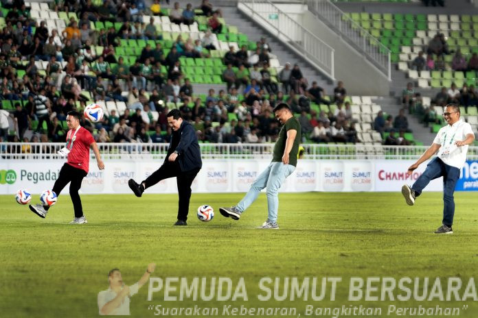 Text foto : Gubernur Sumatera Utara (Sumut) Bobby Nasution bersama Ketua Umum PSSI Erick Thohir menendang bola pertanda dimulainya Pegadaian Championship musim 2025/2026 di Stadion Utama Sumatra Utara, Jumat (12/09/2025). Pada pertandingan perdana ini PSMS Medan harus takluk oleh Persekat Tegal dengan skor tipis 0-1 yang tercipta di akhir babak Ke-2. (Foto : Ist)
