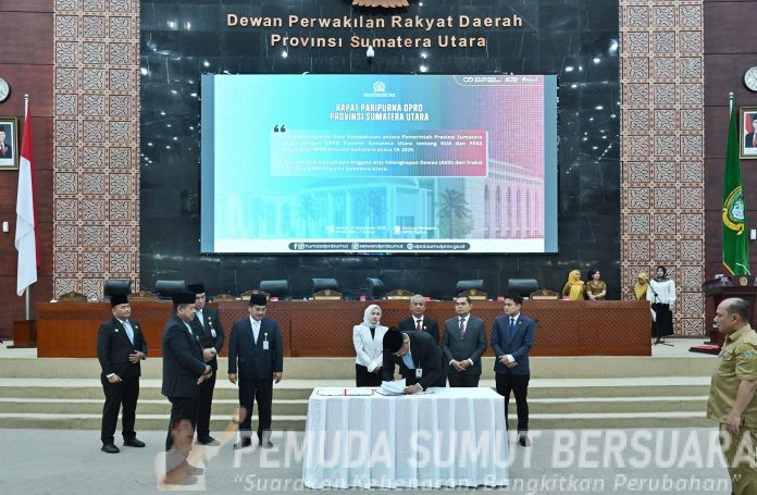 Text foto : Gubernur Sumatera Utara (Sumut) Bobby Afif Nasution menandatangani Nota Kesepahaman antara Pemerintah Provinsi Sumut dan DPRD Provinsi Sumut tentang KUA dan PPAS Perubahan APBD Provinsi Sumut Tahun Anggaran 2025 di Ruang Sidang Paripurna DPRD Sumut Jalan Imam Bonjol Nomor 5 Medan, Selasa (16/9/2025). (Foto : Ist)