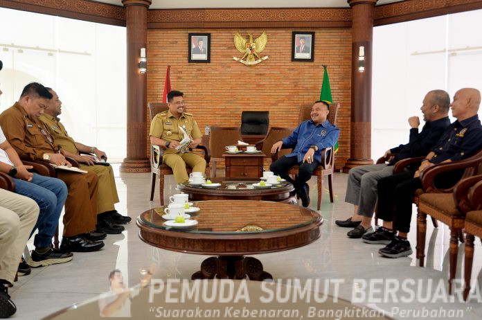 Text foto : Gubernur Sumatera Utara (Sumut) Bobby Nasution menerima audiensi Pengurus Persatuan Wartawan Indonesia (PWI) Sumut di Anjungan Lantai 9 Kantor Gubernur Sumut Jalan Diponegoro Kota Medan, Selasa (16/9). (Foto : Ist).