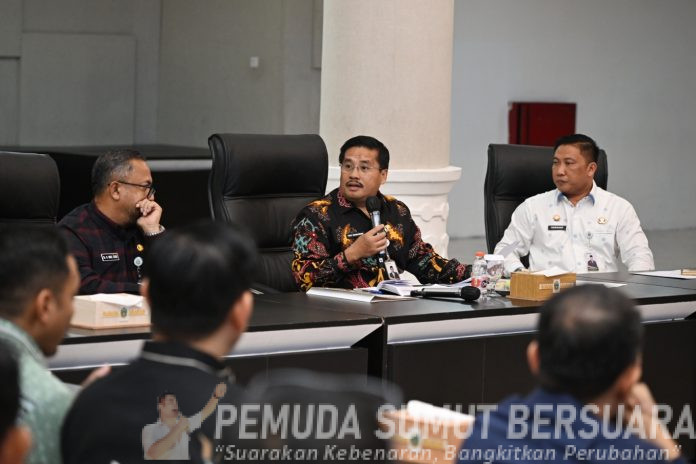 Text foto : Sekretaris Daerah Pemerintah Provinsi Sumatera Utara (Sumut) Togap Simangunsong didampingi Kepala Dinas Kominfo Sumut Erwin Hotmansah Harahap memimpin Rapat Koordinasi Arah Kebijakan Penyebaran Informasi Program Kegiatan di Lingkungan Pemprov Sumut di Aula Raja Inal Siregar Kantor Gubernur Sumut, Jalan Diponegoro 30 Medan, Jumat (19/9/2025). Rapat diikuti oleh seluruh OPD Pemprov Sumut. (Foto : Ist)