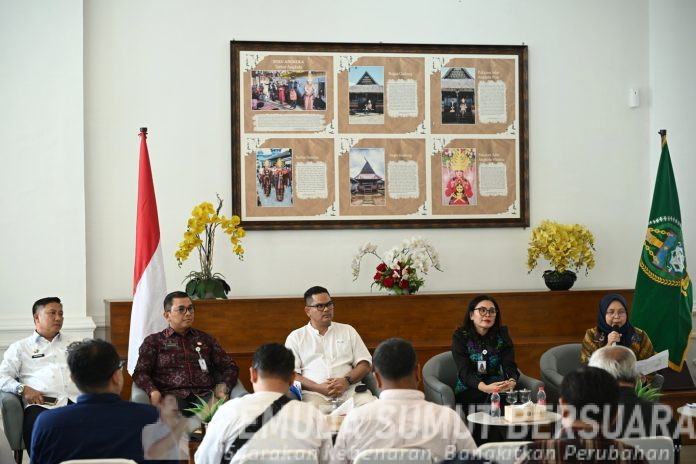 Text foto : Kadis Kominfo Sumut Erwin Hotmansah Harahap, bersama Kepala BPSDM Agustinus, Kadis Perpustakaan Desni Maharani Saragih, perwakilan Dinas Pendidikan Sumut, serta perwakilan Dinas Sosial saat melakukan konferensi pers di ruang Dekranasda lantai 1 Kantor Gubernur Sumut, Jalan Diponegoro Sumut, Jumat (19/9/2025). (Foto : Ist)