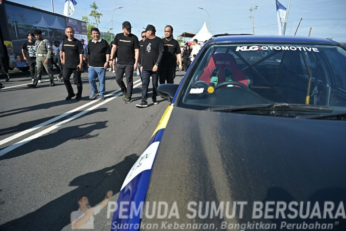 Text foto : Gubernur Sumatera Utara (Sumut) Bobby Nasution menyaksikan drag ruce dan drag bike yang berjudul 