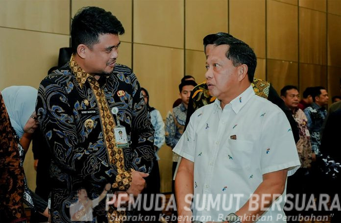 Text foto : Gubernur Sumatera Utara (Sumut) Muhamamd Bobby Afif Nasution menghadiri Rapat Koordinasi (Rakor) Pemerintahan se-Wilayah Sumatera 2025, di Swiss-Belhotel Harbour Bay Batam, Minggu (21/9/2025). Rakor tersebut dipimpin oleh Menteri Dalam Negeri (Mendagri) Tito Karnavian yang memberikan sejumlah arahan terkait penyelenggaraan pemerintahan dan pembangunan daerah dalam mendukung percepatan pelaksanaan program prioritas Presiden RI. (Foto : Ist).