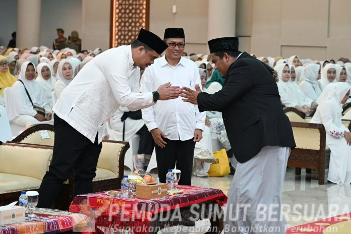 Text foto : Gubernur Sumut Bobby Nasution menghadiri Peringatan Maulid Nabi Muhammad SAW di Lingkungan Pemprov Sumut di Aula Raja Inal Siregar, lantai 2 Kantor Gubernur Sumut, Jalan Diponegoro No. 30, Medan, Selasa (23/9/2025). (Foto : Ist)