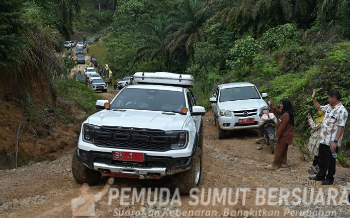 Text foto : Gubernur Sumatera Utara (Sumut) Bobby Afif Nasution bersama Bupati Toba Effendi Sintong Panangian Napitupulu, didampingi OPD meninjau sejumlah ruas jalan provinsi yang menghubungkan Kabupaten Labuhanbatu Utara dan Kabupaten Toba, yang rusak, Kamis (25/9/2025), ( Foto : Ist)