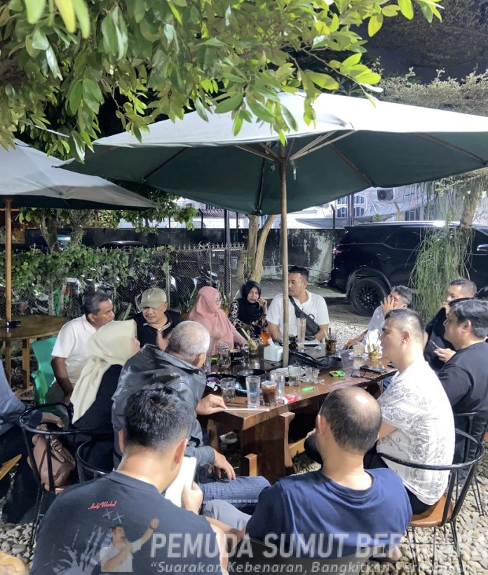 Text foto : Ketua DPW APPSI SUMUT Muhammad Husni. SE.M.si saat memberikan pengarahan kepada seluruh pengurus yang hadir pada rapat pengurus Minggu malam (28-09-2025) di Tooke Coffe jln. STM Medan. (Foto : Ist)