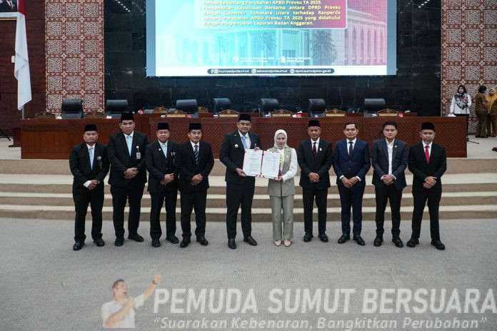 Text foto : Gubernur Sumut Bobby Nasution menghadiri Rapat Paripurna DPRD Sumut tentang penyampaian pendapat akhir fraksi terhadap Rancangan Peraturan Daerah (Ranperda) tentang Perubahan Anggaran Pendapatan dan Belanja Daerah (P-APBD) Provinsi Sumatera Utara (Sumut) Tahun Anggaran 2025, di Gedung Dewan, Jalan Imam Bonjol Nomor 5, Medan, Senin (29/9/2025). (Foto : Ist)
