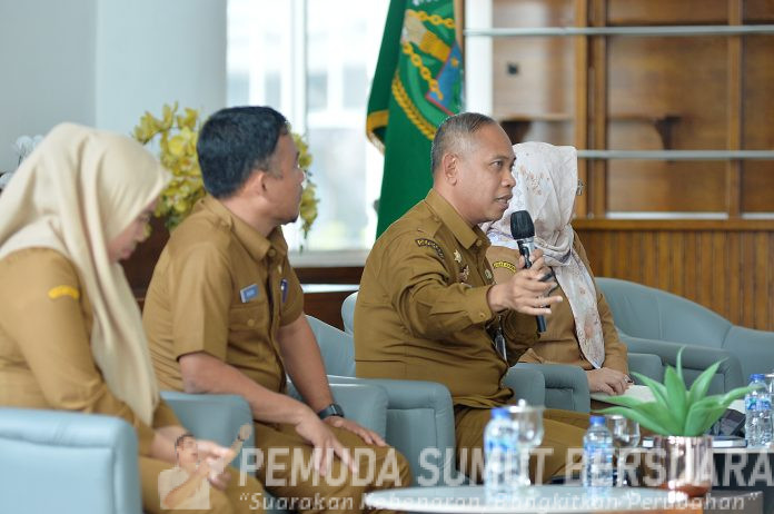 Text foto : Pemerintah Provinsi Sumatera Utara (Sumut) melalui Dinas Pemuda dan Olahraga Provinsi Sumut melakukan Konferensi Pers terkait Pemberdayaan Generasi Muda, Peningkatan Prestasi Olahraga, dan Kolaborasi Menuju Sumut Berkah. Kegiatan yang difasilitasi Dinas Kominfo Sumut ini berlangsung di Lobby Dekranasda Lantai 1 Kantor Gubernur Sumut Jalan Diponengoro Kota Medan, Selasa (30/9). (Foto : Ist)