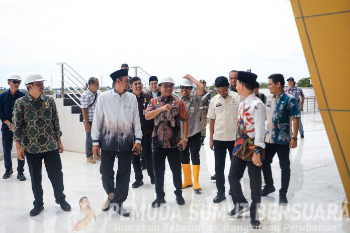 Text foto : Wakil Wali Kota Medan H Zakiyuddin Harahap meninjau pembangunan masjid di area Medan Islamic Center (MIC), di Jalan Rawe IV, Kecamatan Medan Labuhan, Kamis (25/9/25). (Foto : Ist)