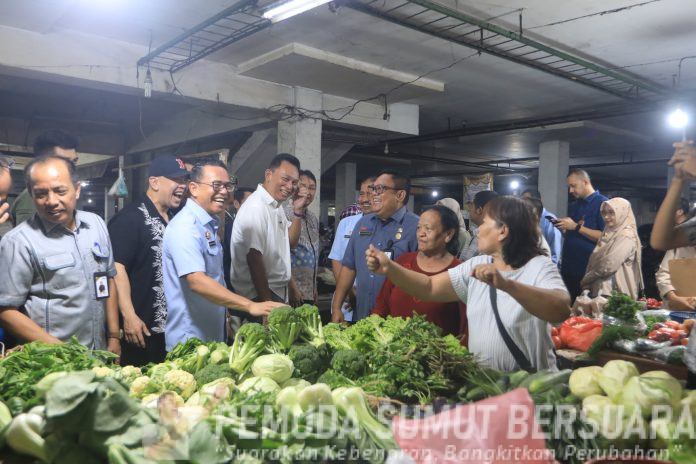 Text foto : Wakil Wali Kota Medan H Zakiyuddin Harahap meninjau Pasar Petisah dan Pusat Pasar, Selasa (30/9/25). (Foto : Ist)
