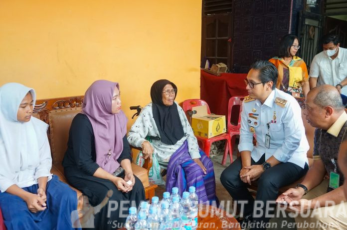 Text foto : Rico Waas di kediaman almarhum yang berlokasi di jalan Karya III, Desa Helvetia, Kab. Deli Serdang itu, untuk menyerahkan secara langsung santunan Jaminan Kecelakaan Kerja kepada ahli waris, Rabu (10/9/2025). (Foto : Ist)