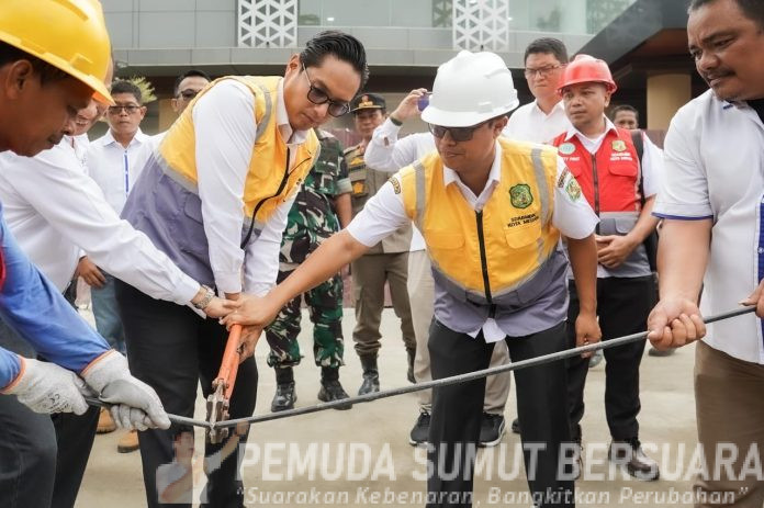 Text Foto : Rico Waas saat melakukan pemotongan kabel secara simbolis di Jalan Dr. Mansyur Medan, Rabu (10/9/2025) pagi. (Foto : Ist)