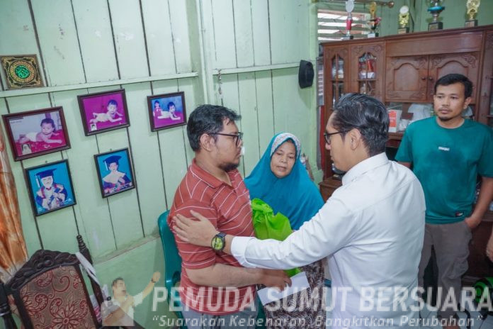 Text foto : Wali Kota Medan Rico Tri Putra Bayu Waas menemui Ojol korban penganiyaan tersebut di rumahnya, Jalan Amaliun, Gang Bandung, Medan Area, Minggu (7/9/25). (Foto : Ist)