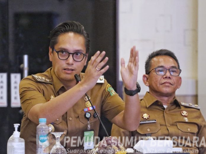 Text foto : Wali Kota Medan Rico Tri Putra Bayu Waas menggelar pertemuan bersama dengan DPRD Kota Medan dan unsur Forkopimda kota Medan, di Balai Kota, Senin (8/9/2025) malam. (Foto : Ist)