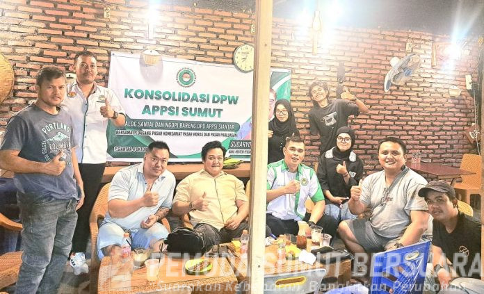 Text foto : pengurus DPW APPSI SUMUT saat melaksanakan konsolidasi pada Sabtu malam (4-10-2025) di Kota Siatar bersama pemegang mandataris DPD SIANTAR dan perwakilan dari komisariat pasar horas dan pasar parluasan. (Foto:Ist)