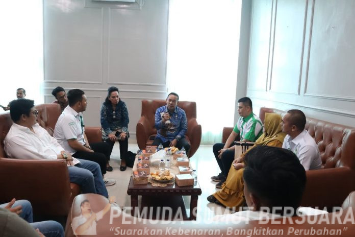 Text foto : Wakil Wali Kota Chairil Mukmin Tambunan saat menerima audiensi dari APPSI di ruang kerja Wakil Wali Kota, lantai IV Balai Kota, Kamis (2/10/2025). (Foto : Ist)