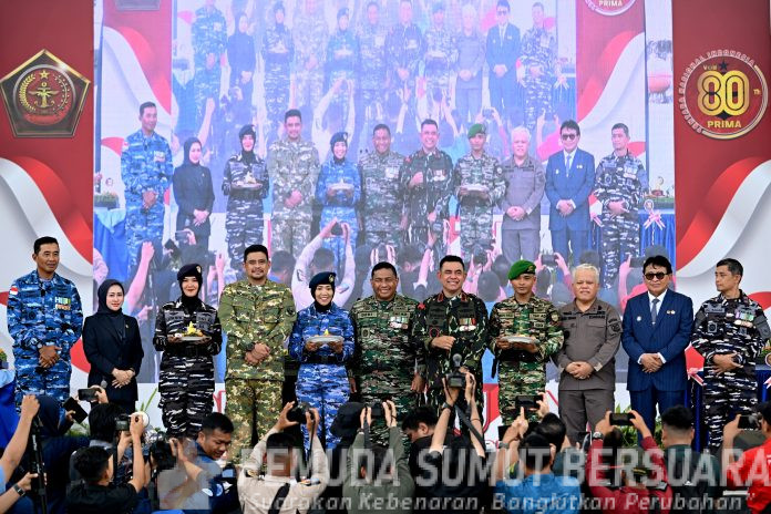 Text foto : Gubernur Sumatera Utara (Sumut) Muhammad Bobby Afif Nasution bersama Ketua DPRD Sumut Erni Ariyanti Sitorus, Kapolda Sumut Irjen Pol Whisnu Hermawan Februanto, Kajati Sumut Harli Siregar, serta unsur Forkopimda lainnya menghadiri Upacara HUT ke-80 TNI di Kawasan Lapangan Merdeka Medan, Minggu (05/10/2025). Upacara dipimpin oleh Inspektur Upacara Kasdam I/BB Brigjen TNI Deki Santoso Pattinaya. (Foto Ist)