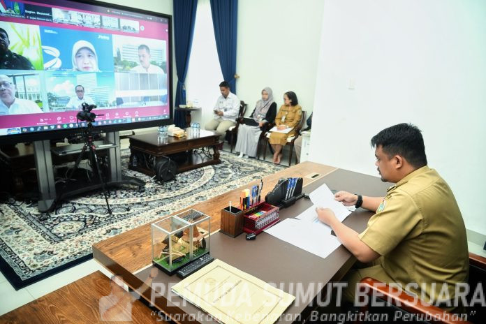 Text foto : Gubernur Sumut, Bobby Nasution mengikuti secara virtual Rapat Koordinasi Pengendalian Inflasi Tahun 2025 di Rumah Dinas Gubernur Sumut, Jalan Sudirman No. 41, Medan, Senin (6/10/2025). (Foto : Ist)