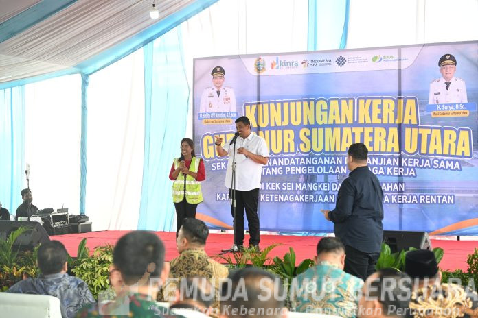 Text foto : Gubernur Sumatera Utara (Sumut) Bobby Nasution menyerahkan secara simbolis Kartu BPJS Ketenagakerjaan bagi pekerja rentan kepada Bupati/Walikota se-Sumatera Utara di Kawasan Ekonomi Khusus (KEK) Sei Mangkei, Kabupaten Simalungun, Kamis (9/10/2025). (Foto : Ist)