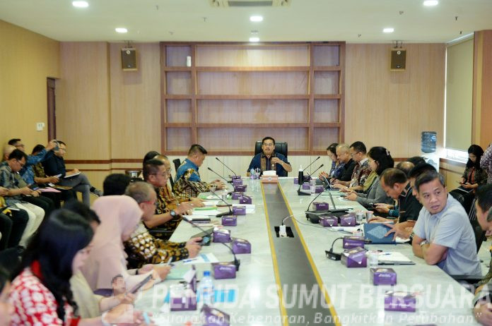 Text foto : Sekretaris Daerah Provinsi Sumatera Utara (Sumut) Togap Simangunsong memimpin rapat teknis lanjutan penanganan inflasi Provinsi Sumut khususnya komoditas cabai merah di Ruang Rapat II Lantai 2 Kantor Gubernur Sumut Jalan Diponegoro Kota Medan, Jumat (10/10). (Foto : Ist).