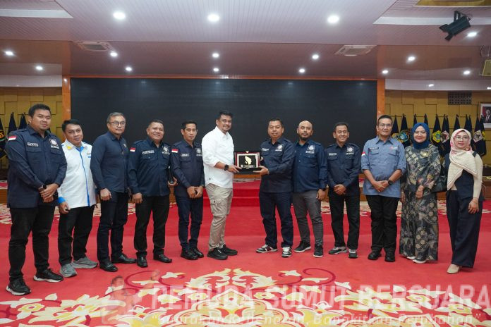 Text foto : Gubernur Sumatera Utara (Sumut) Bobby Nasution, didampingi sejumlah Kepala Organisasi Perangkat Daerah (OPD), menerima audiensi dari pengurus Asosiasi Pengembang Perumahan dan Permukiman Seluruh Indonesia (APPERSI) Sumut di Aula Tengku Rizal Nurdin, Jumat (10/10/2025) malam. ( foto : Ist )
