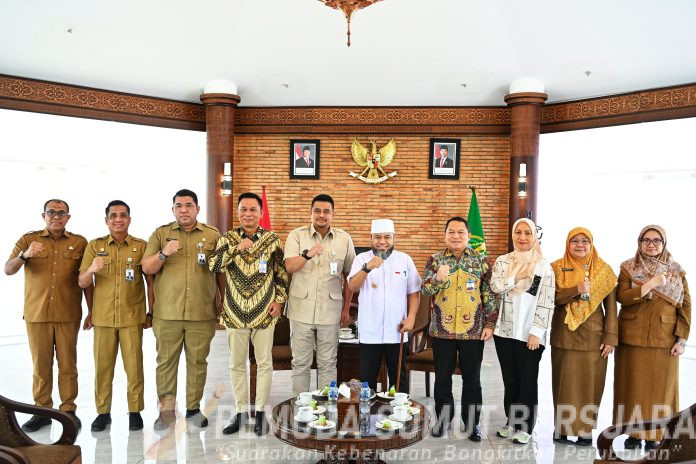 Text foto : Gubernur Sumatera Utara (Sumut) Muhammad Bobby Afif Nasution menerima kunjungan Gubernur Bengkulu Helmi Hasan di Anjungan Lantai 9, Kantor Gubernur, Jalan Diponegoro Nomor 30, Medan, Selasa (14/10/2025). (Foto : Ist)