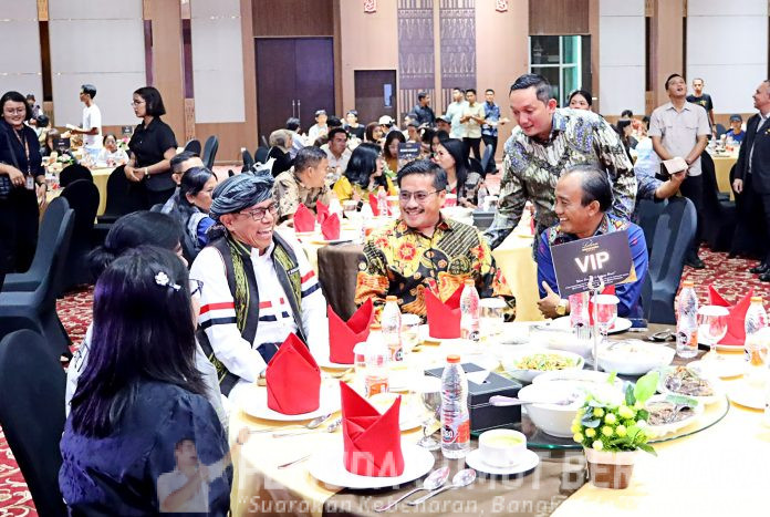 Text foto : Sekretaris Daerah Provinsi (Sekdaprov) Sumatera Utara (Sumut) Togap Simangunsong menghadiri malam penyambutan (welcome dinner) bagi peserta dari 26 negara yang akan berkompetisi dalam ajang lari lintas alam bergengsi internasional Trail of the Kings™️ – Lake Toba by UTMB®️ 2025 di Labersa Hotel Samosir, Jalan Raya Simanindo Pangururan, Kamis (16/10/2025). (Foto : Ist)