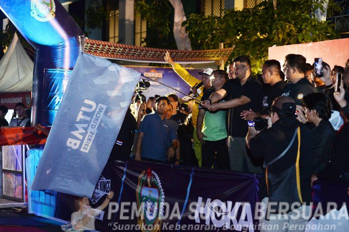 Text foto : Gubernur Sumatera Utara (Sumut) Bobby Nasution melepas (flag off) para peserta lomba lari lintas alam Trail of the Kings Lake Toba by UTMB dengan jarak tempuh 100 km di Marianna resort and convention Tuktuk Siadong Kabupaten Samosir. Sabtu dinihari (18/10). (Foto : Ist)