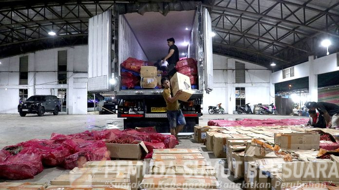 Text foto : Kepala Biro Perekonomian Setdaprov Sumut, Poppy Marulita Hutagalung, menerima kedatangan tahap pertama cabai merah dari Jawa, di Pasar Lau Cih, Medan, Sabtu (18/10/2025). (Foto : Ist)