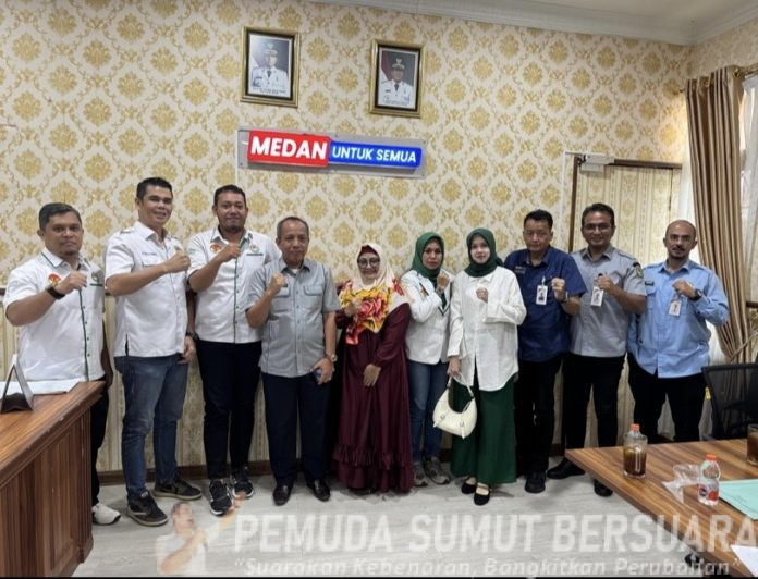 Text foto : PLT Dirut PUD Pasar Kota Medan, Bapak Agus Syahputra, saat menerima audiensi dan silaturahmi dari Dewan Pimpinan Wilayah Asosiasi Pedagang Pasar Seluruh Indonesia (DPW APPSI) Sumatera Utara, Selasa (21-10-2025) di Kantor PUD PASAR Kota Medan. (Foto : Ist)