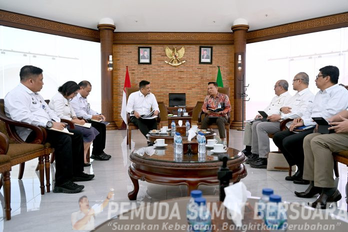 Text foto : Gubernur Sumut Bobby Nasution menerima kunjungan Kepala Perwakilan Bank Indonesia Sumut bersama Pengurus Kadin Pusat di Anjungan lantai 9 Kantor Gubernur Sumut, Jalan Diponegoro No 30, Medan, Rabu (29/10/2025). (Foto : Ist)